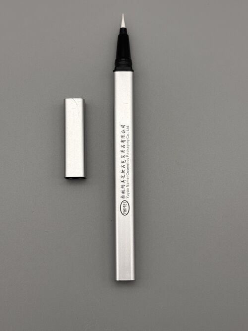 Tin tức công ty mới nhất về Bụt thẩm mỹ lỏng kín không khí ống vuông Bao bì, ống bút Eyeliner rỗng tùy chỉnh cho nhà sản xuất sắc đẹp nhãn riêng